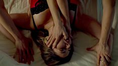 Натали Крилл оголила грудь и попу в сериале «Темное дитя» фото #4