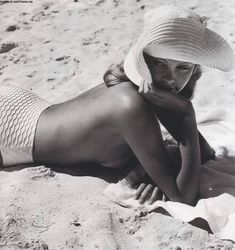 Шарлиз Терон показала сосок на фото Фабрицио Джанни фото #1