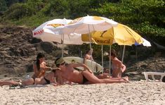 Шарлиз Терон топлесс на пляже в Бразилии фото #6