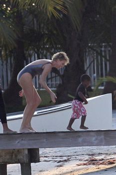 Шарлиз Терон в бикини на пляже Майами фото #1