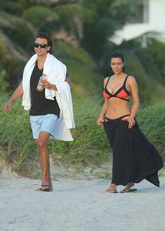 Ким Кардашьян в привлекательном купальнике на пляже в Майами / США / 08.04.2012