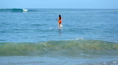 Ким Кардашьян в бикини занимается серфингом фото #5