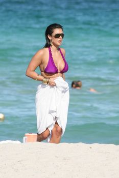 Возбуждающая Ким Кардашьян на пляже Майами фото #10