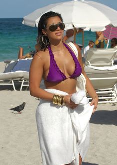 Возбуждающая Ким Кардашьян на пляже Майами фото #1