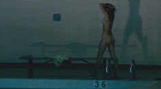 Наташа Алам  оголила грудь и попу в фильме «Смертельная игра» фото #1