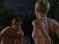 Голая грудь Наташи Грегсон Вагнер в фильме «Нежить» фото #5