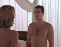 Голая Наташа Хенстридж в сериале «За гранью возможного» фото #5