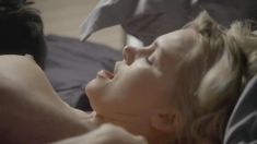 Голые сиськи Наташи Хенстридж в фильме «Знак почёта» фото #3