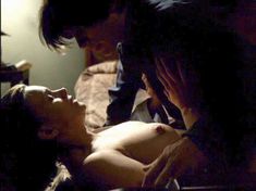 Наташа Хенстридж обнажила грудь в фильме «Последний свидетель» фото #4