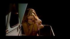 Голая Никки Ли в фильме «Песок» фото #4