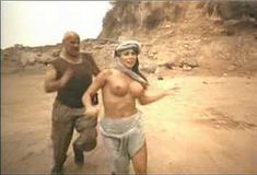 Голая грудь Никки Фриц в фильме «Смертельный вирус» фото #3