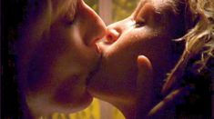 Голая попа Никки Эйкокс в сериале «Там» фото #4