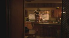 Абсолютно голая Никки Эйкокс в фильме «Темный мир» фото #3