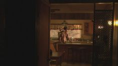 Абсолютно голая Никки Эйкокс в фильме «Темный мир» фото #4