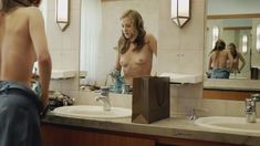 Голая Никола Кастнер в сериале «Германия 83» фото #3