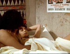 Голая Ниша К. Наяр в сериале «Будда из пригорода» фото #1