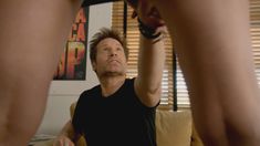 Голая грудь Ниши Мунши в сериале «Блудливая Калифорния» фото #3