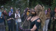 Страстная Нора Арнезедер оголила грудь в сериале «Моцарт в джунглях» фото #1