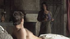 Нора фон Вальдштеттен засветила грудь в сериале «Бесконечный мир»