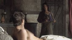 Нора фон Вальдштеттен засветила грудь в сериале «Бесконечный мир»