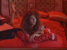 Полностью голая Нэнси Трэвис в фильме «Замужем за мафией» фото #1