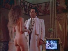 Полностью голая Нэнси Трэвис в фильме «Замужем за мафией» фото #4