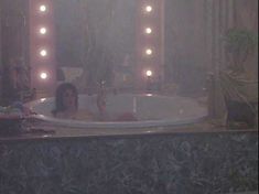 Полностью голая Нэнси Трэвис в фильме «Замужем за мафией» фото #5