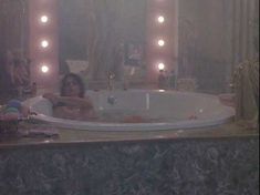 Полностью голая Нэнси Трэвис в фильме «Замужем за мафией» фото #6