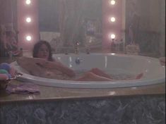 Полностью голая Нэнси Трэвис в фильме «Замужем за мафией» фото #8