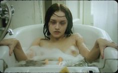 Голая Оливия Кук в фильме «Эксперимент. Зло» фото #1