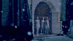 Голая Оливия Ченери в сериале «Страшные сказки» фото #3