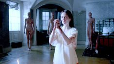 Голая Оливия Ченери в сериале «Страшные сказки» фото #5