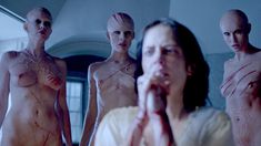 Голая Оливия Ченери в сериале «Страшные сказки» фото #7