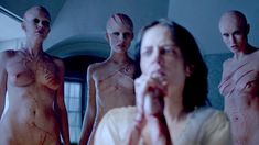 Голая Оливия Ченери в сериале «Страшные сказки» фото #8