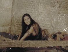 Красивая Падма Лакшми засветила грудь в фильме «Пираты» фото #3