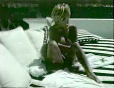 Памела Андерсон в порно «Пэм и Томми Ли: Украденный медовый месяц» фото #6