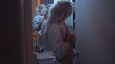 Памела Андерсон обнажила грудь в фильме «Подключённые» фото #4