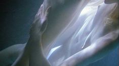 Голая Паскаль Бюссьер в фильме «Когда наступает ночь» фото #10