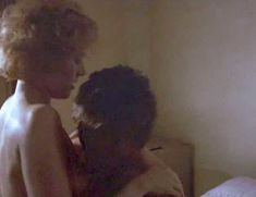 Голая Пенелопа Энн Миллер в фильме «Смертельный выстрел» фото #1