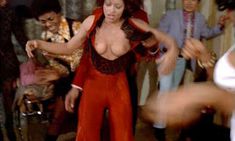 Голая Пичес Джонс в фильме «Крепкий кофеек» фото #1