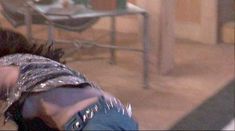 Пола Маршалл засветила грудь в фильме «Восставший из ада 3. Ад на Земле» фото #5