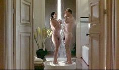 Голая Полли Уокер в фильме «8 1.2 женщин» фото #5