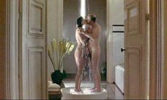 Голая Полли Уокер в фильме «8 1.2 женщин» фото #8