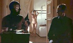 Голая Полли Уокер в фильме «8 1.2 женщин» фото #11