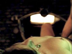 Голая Полли Шеннон в фильме «Голод» фото #8