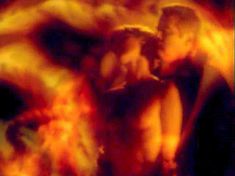 Голая Полли Шеннон в фильме «Голод» фото #11