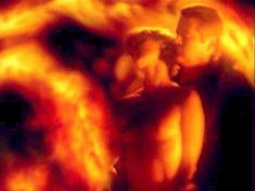 Голая Полли Шеннон в фильме «Голод» фото #12