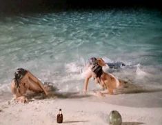 Голая Присцилла Барнс в фильме «Тигровая акула» фото #1