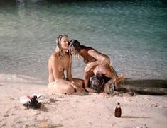 Голая Присцилла Барнс в фильме «Тигровая акула» фото #3