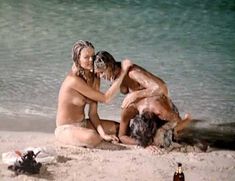 Голая Присцилла Барнс в фильме «Тигровая акула» фото #4